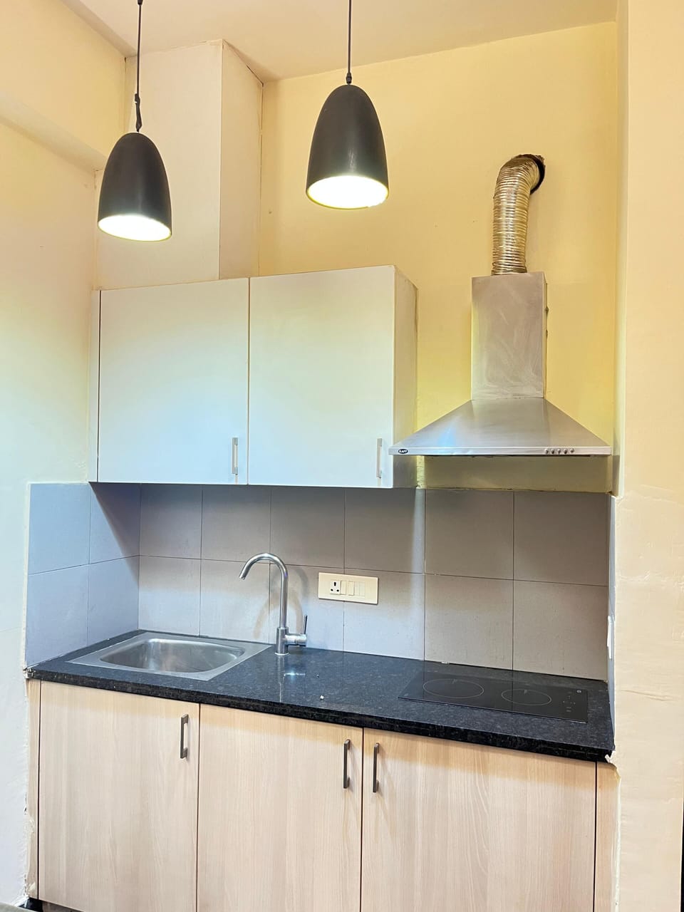 Deluxe Studio with Free Wifi & Smart TV | Private kitchen | Fridge, stovetop, electric kettle, cookware/dishes/utensils