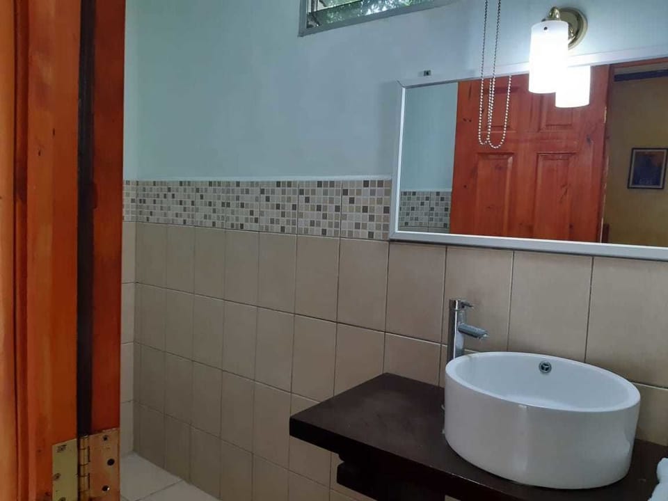 Deluxe Triple Room | Bathroom | Shower, towels
