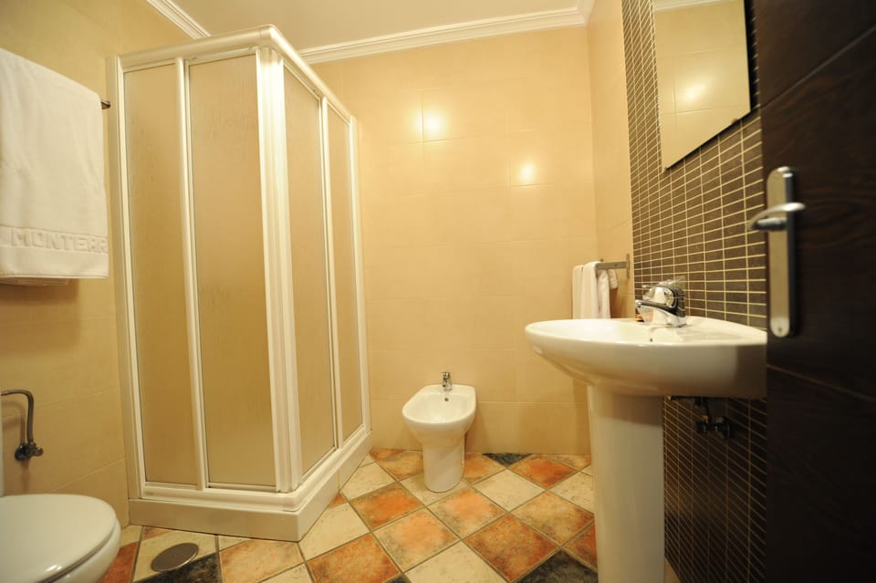Double Room, City View, Tower (Twin Bed) | Bathroom | Free toiletries, hair dryer, towels