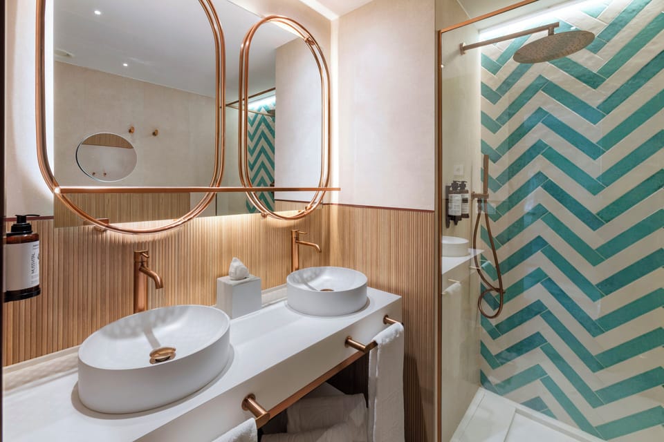 Bathtub, free toiletries, hair dryer, towels