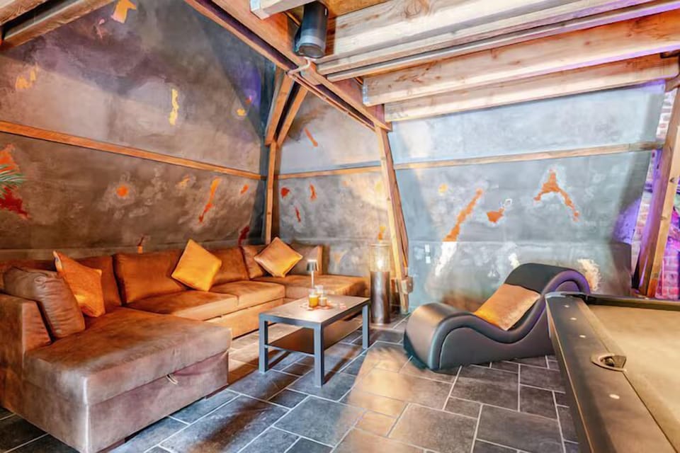 Luxury Suite | Living area | TV