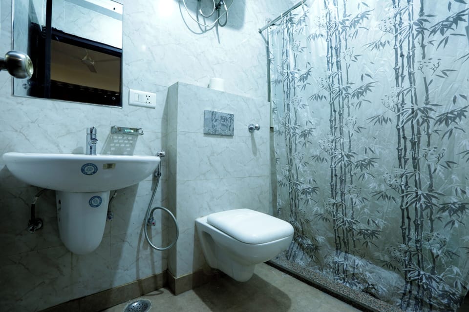 Superior Double or Twin Room | Bathroom | Shower, free toiletries, hair dryer, bidet
