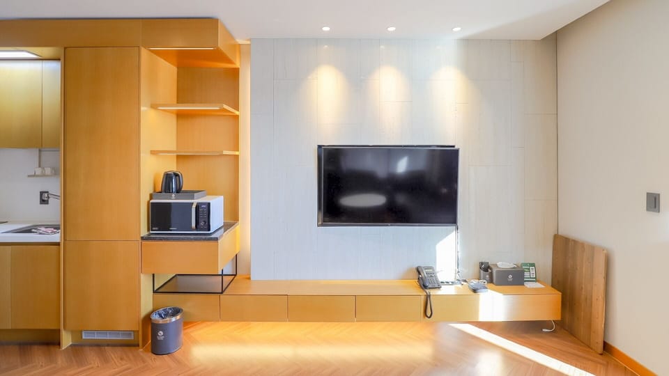 Royal Suite, Non Smoking, Lake View | Living area