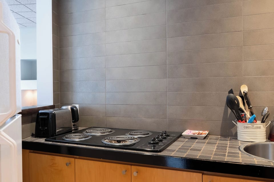 Studio, Kitchenette | Private kitchen | Fridge, coffee/tea maker