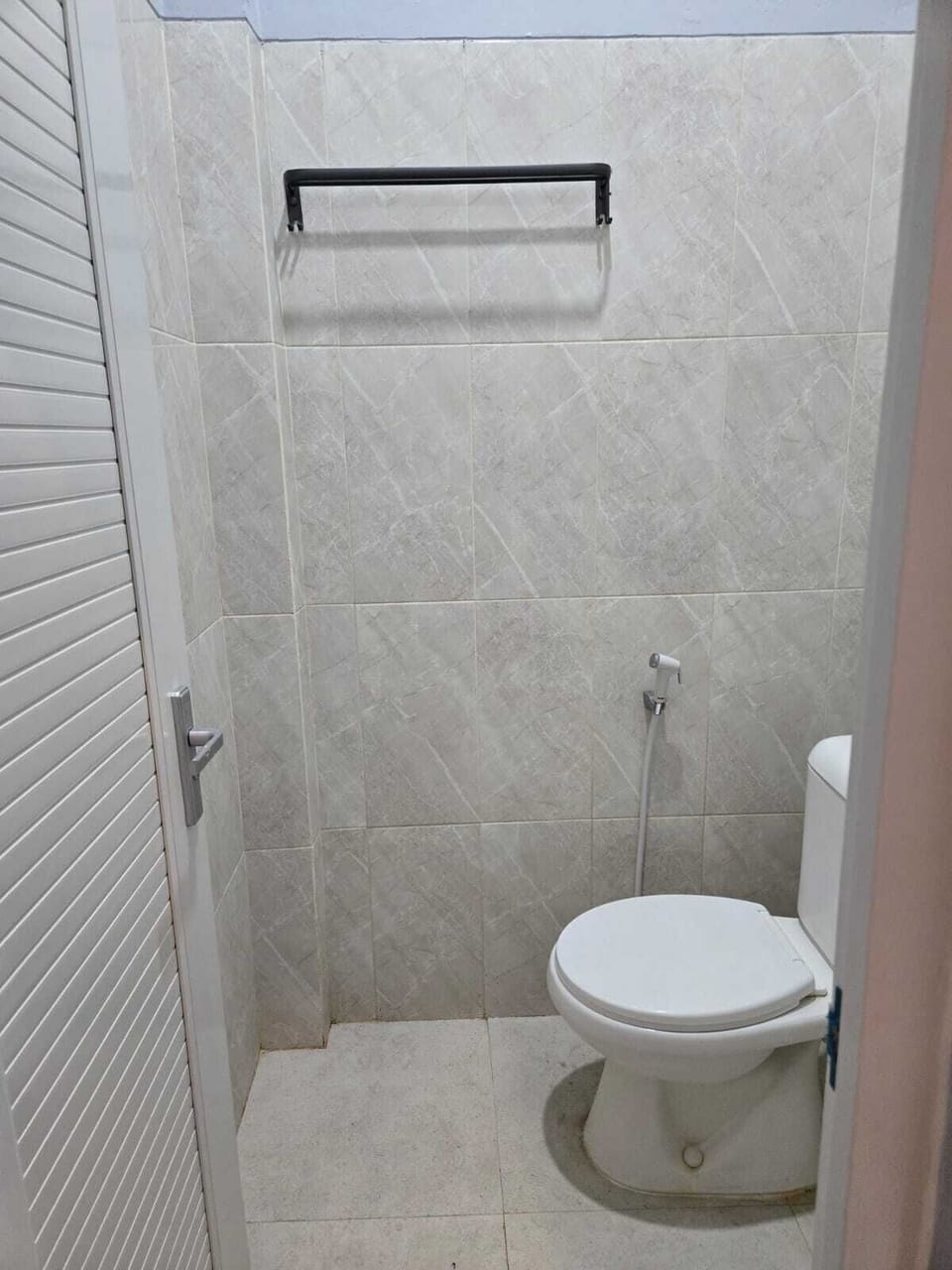 Standard Room | Bathroom | Shower, rainfall showerhead, towels, soap