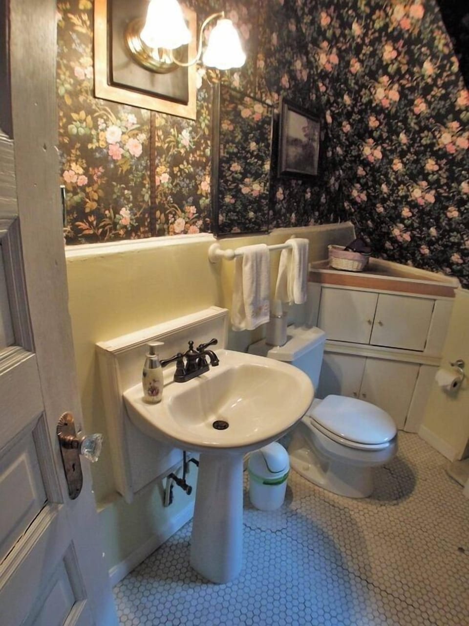 Corner Room, 1 Queen Bed (Purple Room) | Bathroom | Free toiletries, shampoo