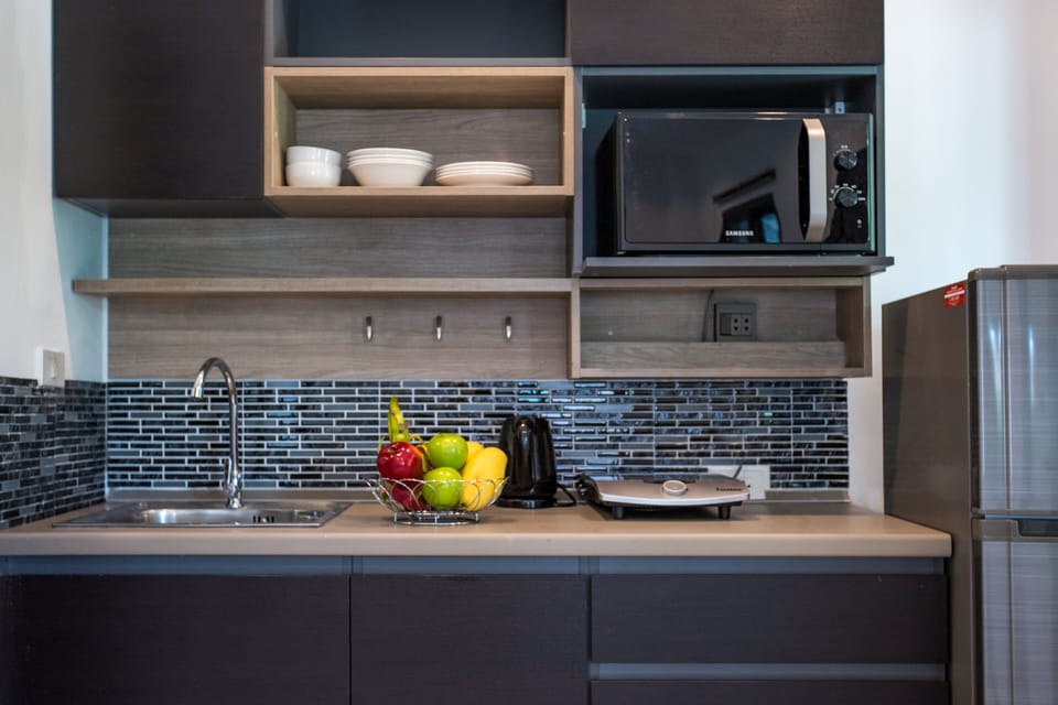 Deluxe Bungalow, Garden View | Private kitchenette | Full-size fridge, microwave, stovetop, cookware/dishes/utensils