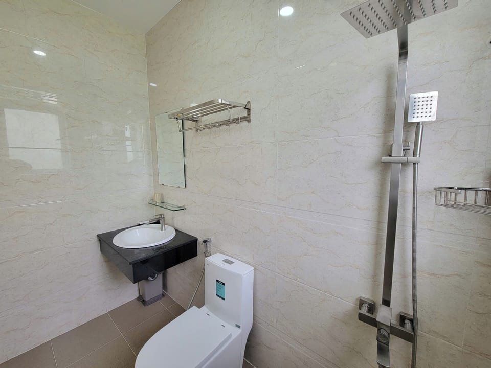 Superior Room, 1 King Bed, Garden View | Bathroom | Shower, free toiletries, soap, shampoo