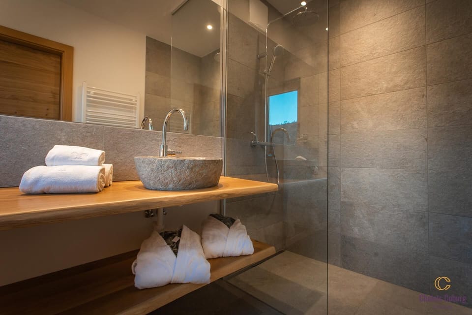 Two BASIC | Bathroom | Hair dryer, towels, soap, toilet paper