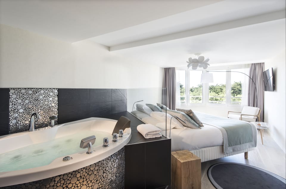 Suite (Bulle Océane) | Premium bedding, in-room safe, individually furnished, desk