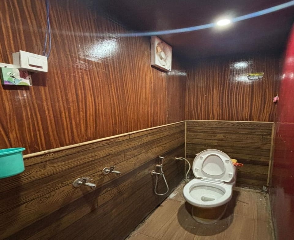 Towels, soap, shampoo, toilet paper
