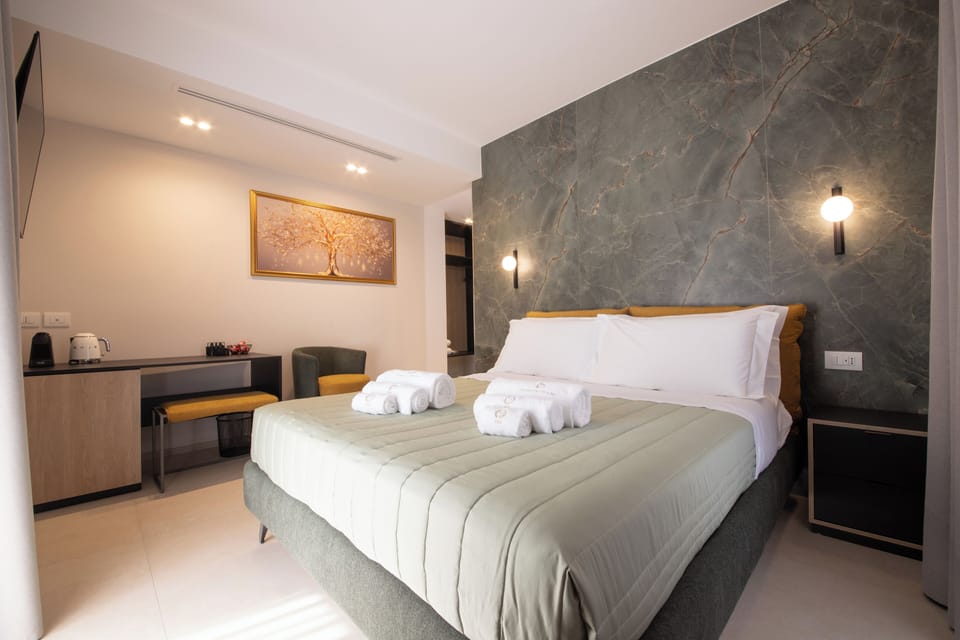 Deluxe Room | Minibar, desk, blackout drapes, soundproofing