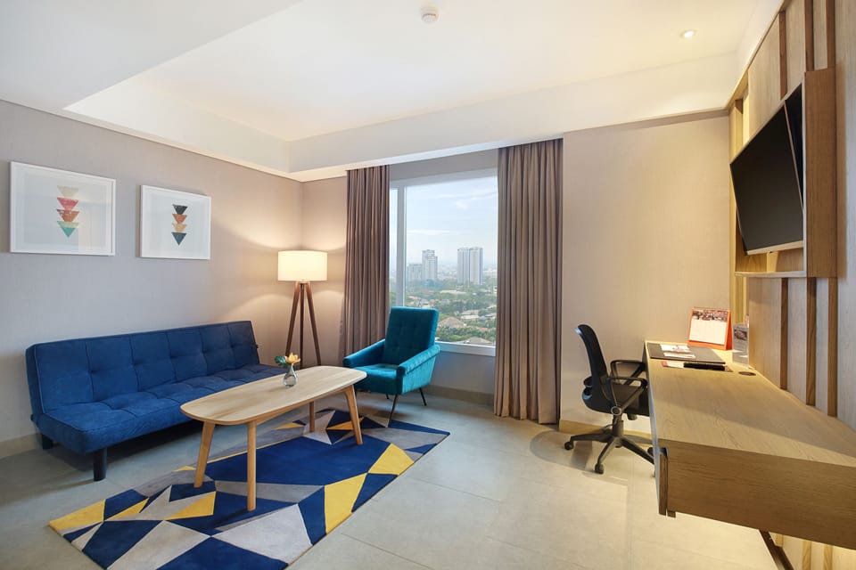 Premier Suite | Living area | 32-inch LCD TV with cable channels, TV