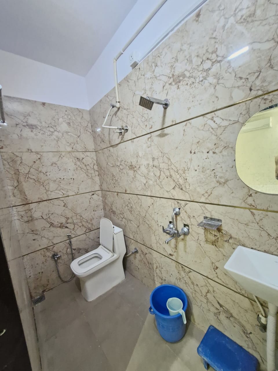Double Room | Bathroom | Shower, soap, shampoo, toilet paper