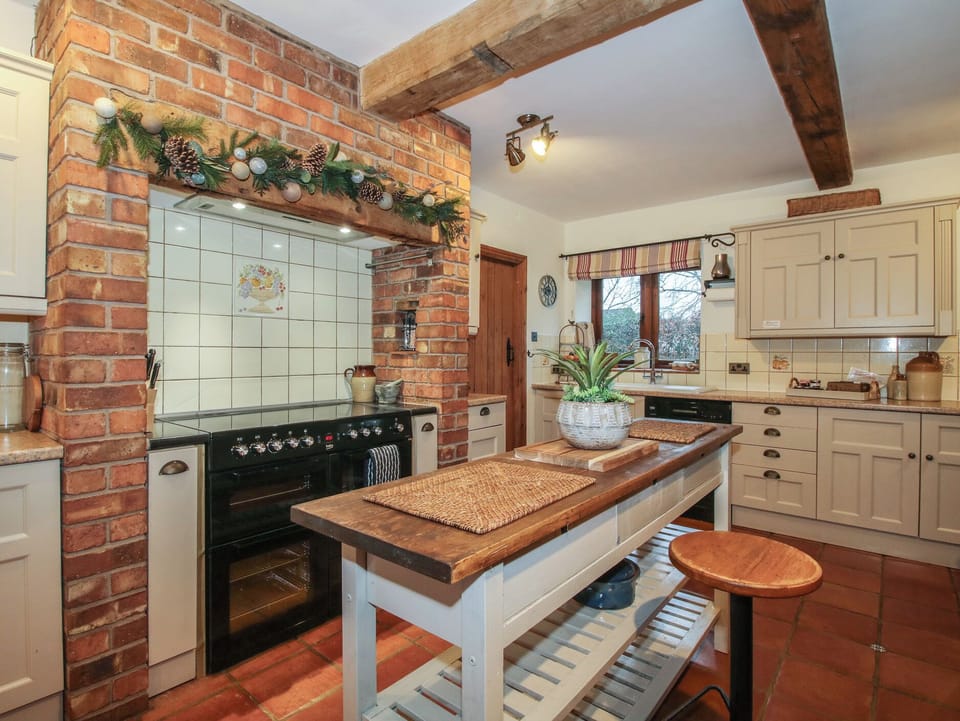 Cottage | Private kitchen | Fridge, dishwasher, cookware/dishes/utensils