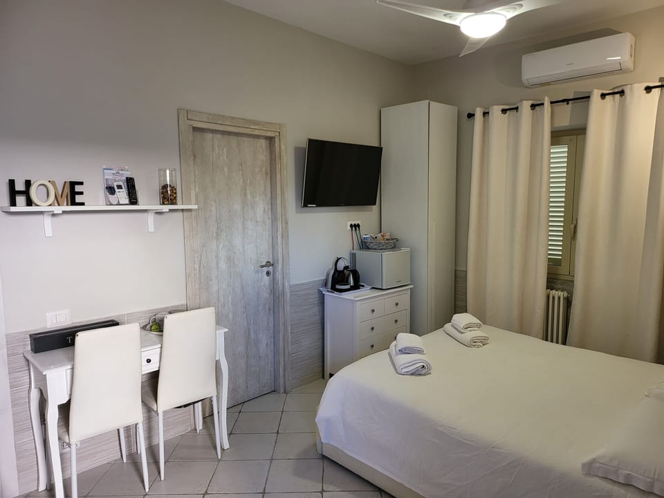 Deluxe Double Room, Patio, Courtyard View | Soundproofing, iron/ironing board (on request), WiFi (free)