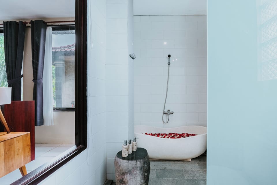 Superior Room with pool view | Bathroom | Free toiletries, hair dryer, slippers, towels