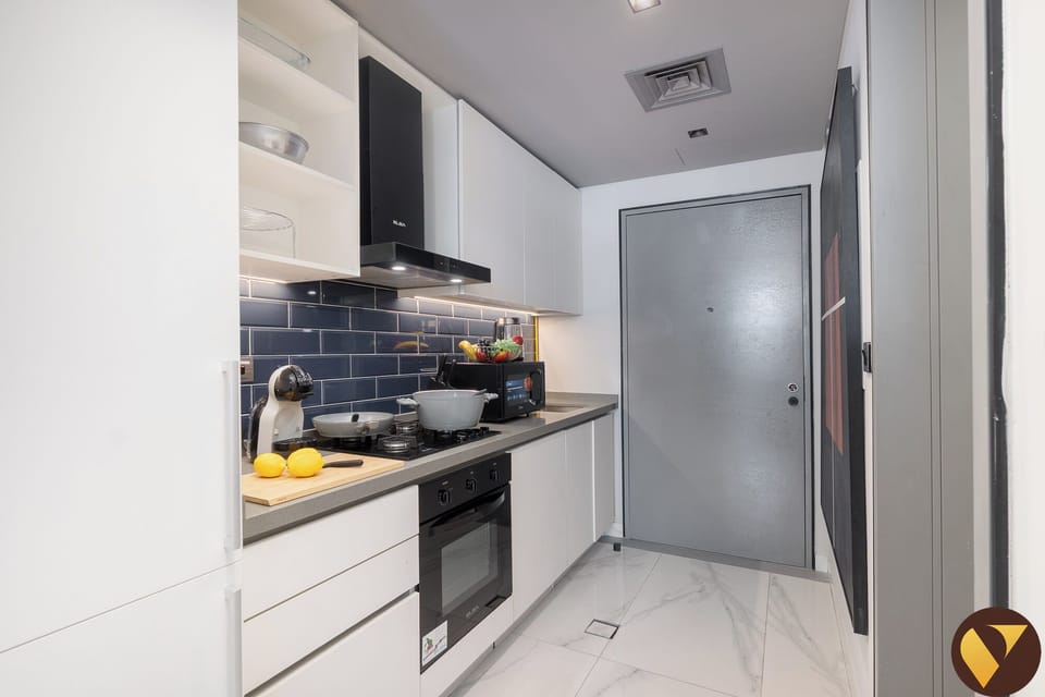 Luxury Studio, Balcony, Canal View | Bathroom | Shower, rainfall showerhead, eco-friendly toiletries, hair dryer