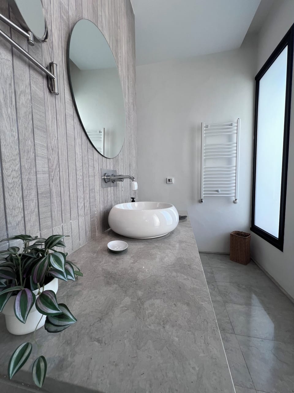 Deluxe Double Room, Balcony, Pool View | Bathroom | Hair dryer, towels, toilet paper