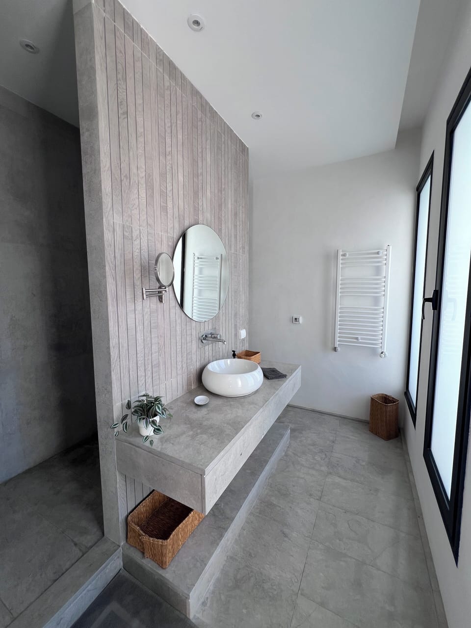 Deluxe Double Room, Balcony, Pool View | Bathroom | Hair dryer, towels, toilet paper