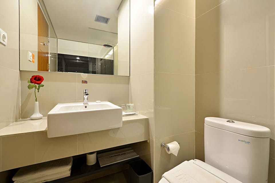 Deluxe Room (Breakfast for 1) | Bathroom | Shower, free toiletries, slippers, towels