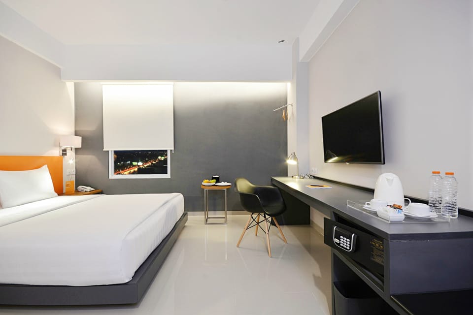 Deluxe Room (Deluxe Room) | Premium bedding, in-room safe, desk, WiFi (free)