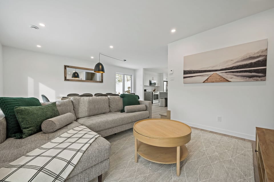 Deluxe Townhome, Patio, Mountain View | Living area