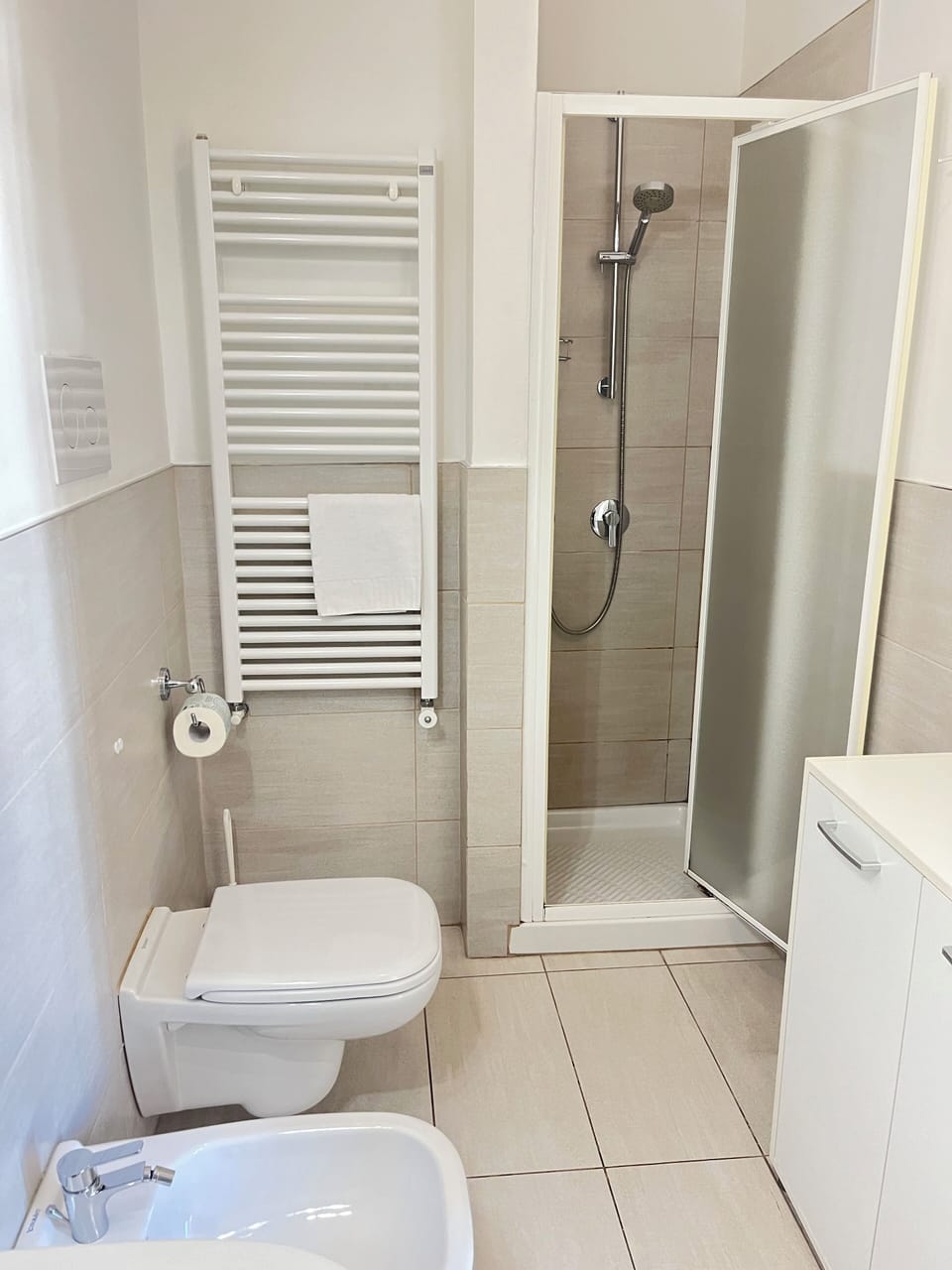 Family Quadruple Room, Courtyard View | Bathroom | Shower, free toiletries, hair dryer, bidet