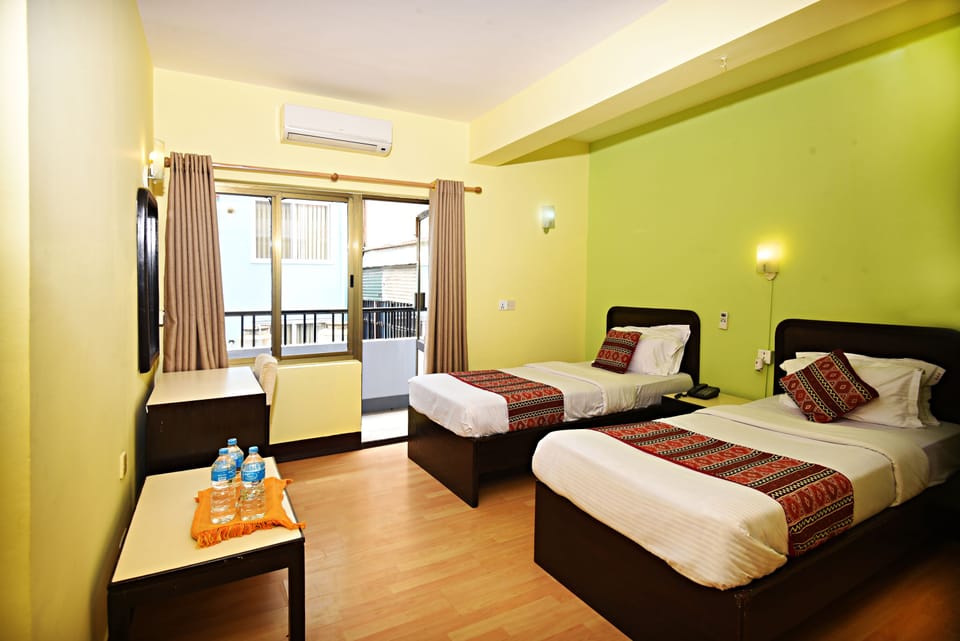 Deluxe Double or Twin Room | Desk, laptop workspace, soundproofing, iron/ironing board