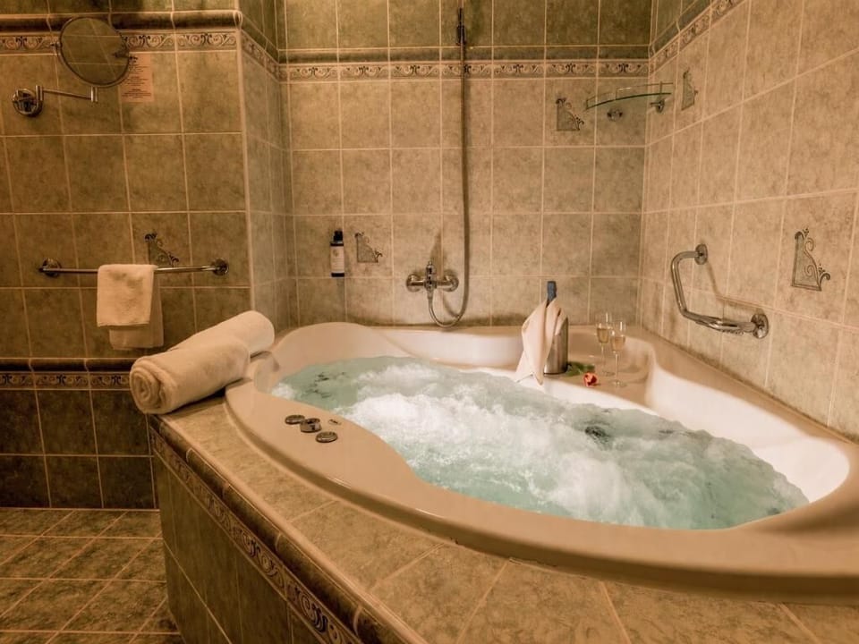 Premium Room | Bathroom | Combined shower/tub, free toiletries, hair dryer, towels