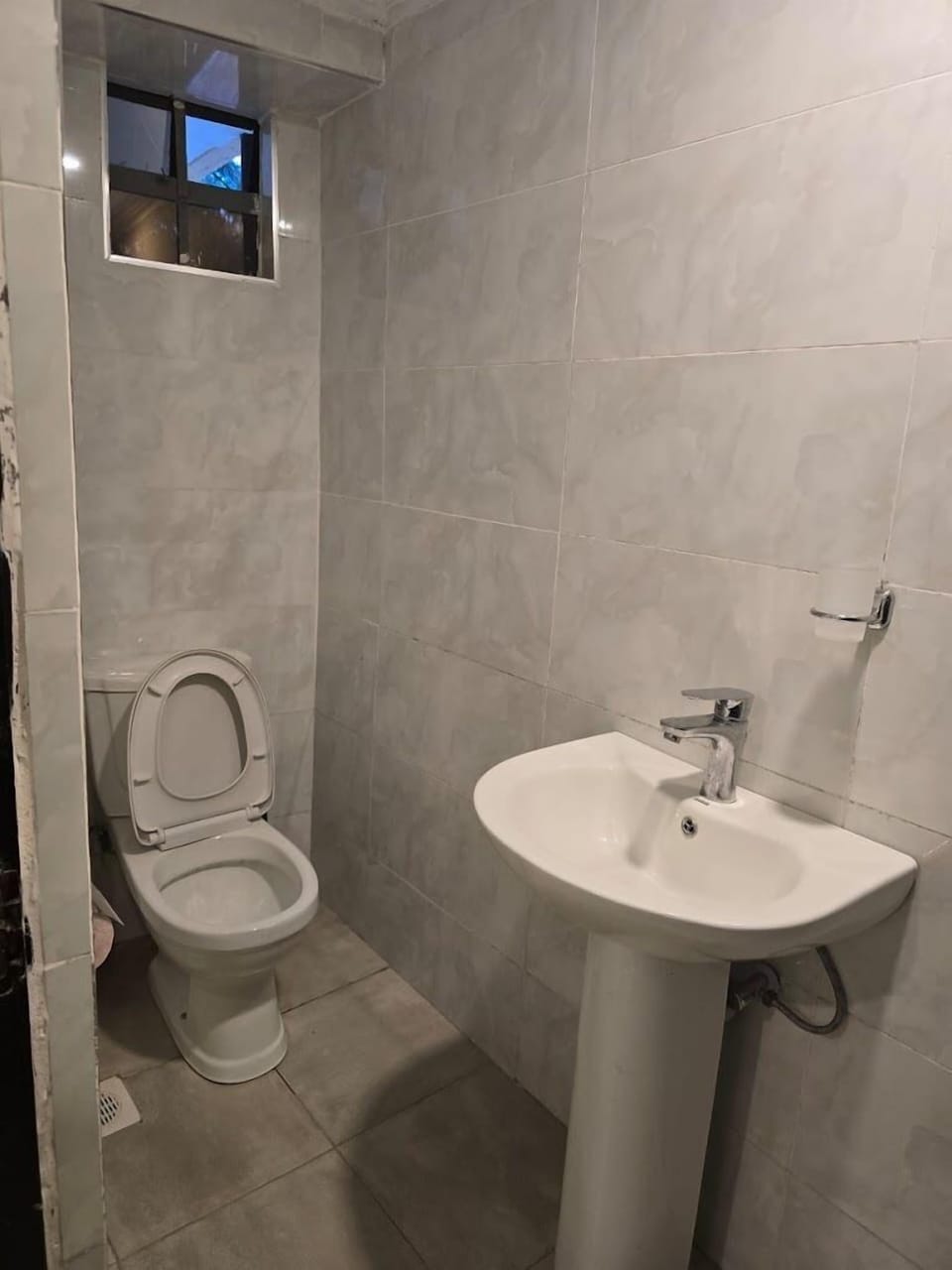 Standard Single Room | Bathroom | Shower, slippers, bidet, towels