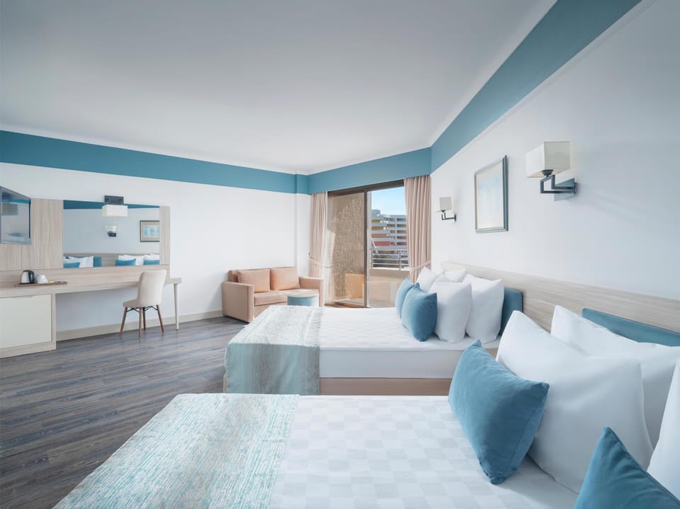 Free minibar, in-room safe, bed sheets