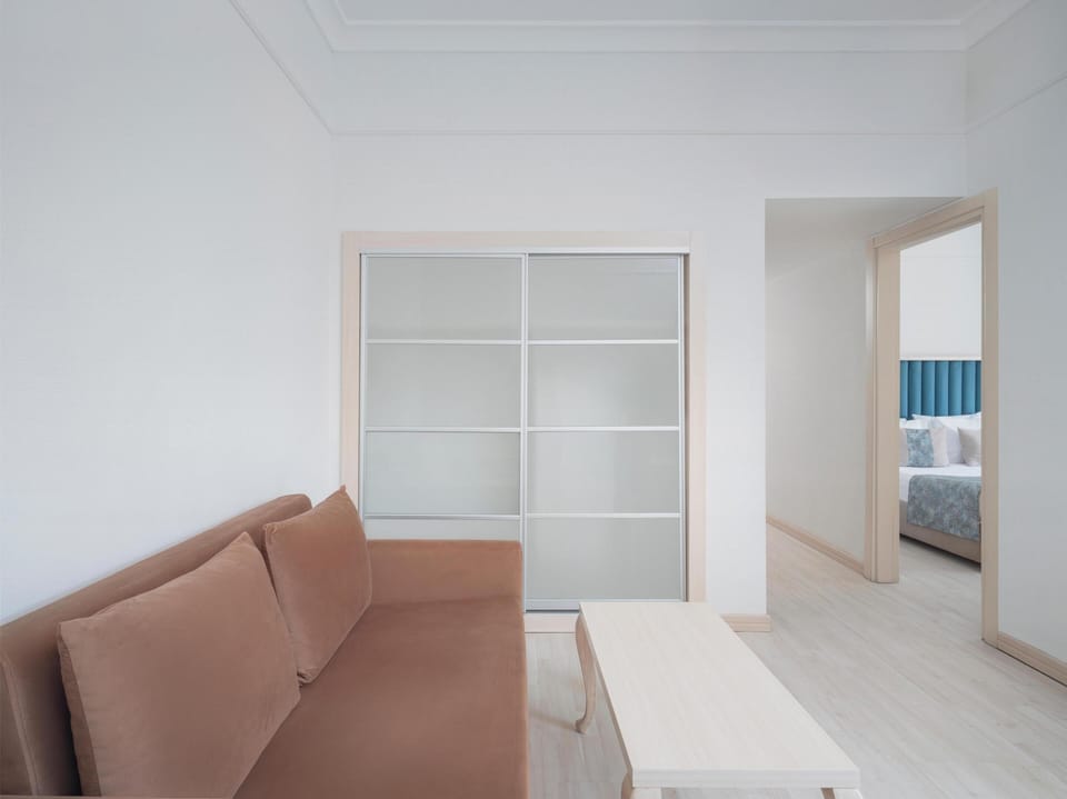 Free minibar, in-room safe, bed sheets