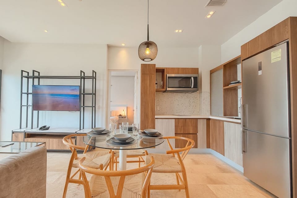 Deluxe Apartment, Sea View, Tower | Dining room