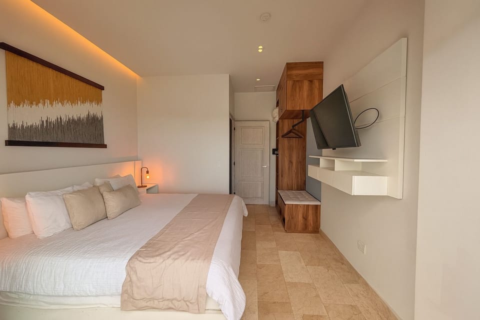 Deluxe Apartment, Sea View, Tower | In-room safe, blackout drapes, free WiFi