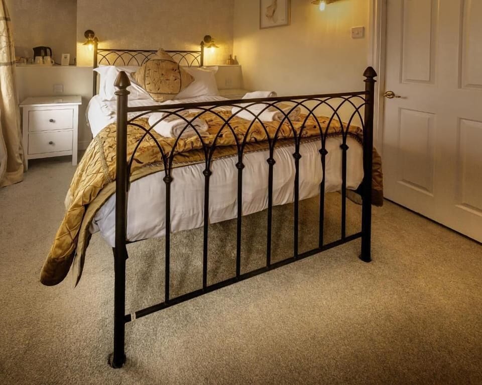 Standard King Room | Free WiFi, bed sheets