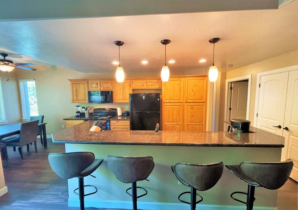 Deluxe Condo, 3 Bedrooms, Kitchen | Private kitchen | Electric kettle, toaster