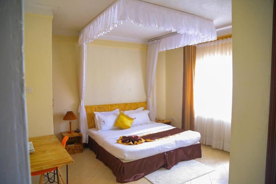 Deluxe Double or Twin Room, River View | In-room dining