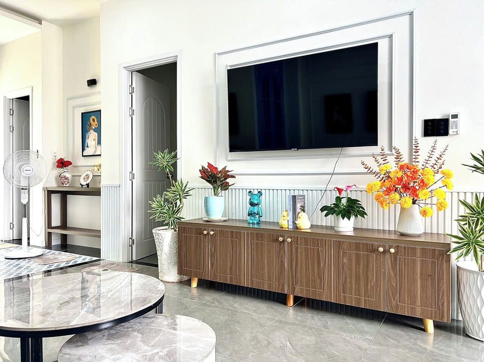 Comfort Villa, 4 Bedrooms, Air conditioning, Beach View | Living area | 32-inch flat-screen TV with cable channels