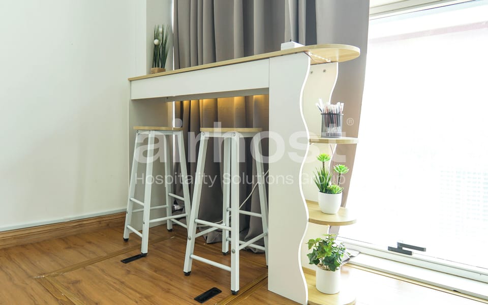 Loft, 2 Queen Beds, Non Smoking, Kitchenette | Living area | Flat-screen TV