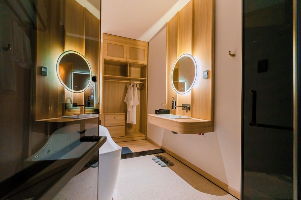 Luxury Room, City View | Bathroom | Hair dryer, towels, soap, shampoo