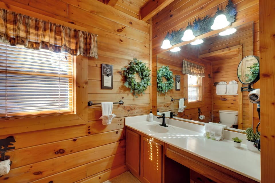 Family Friendly,private Hot Tub, Mtn View,near Dtw Cottage in Gatlinburg