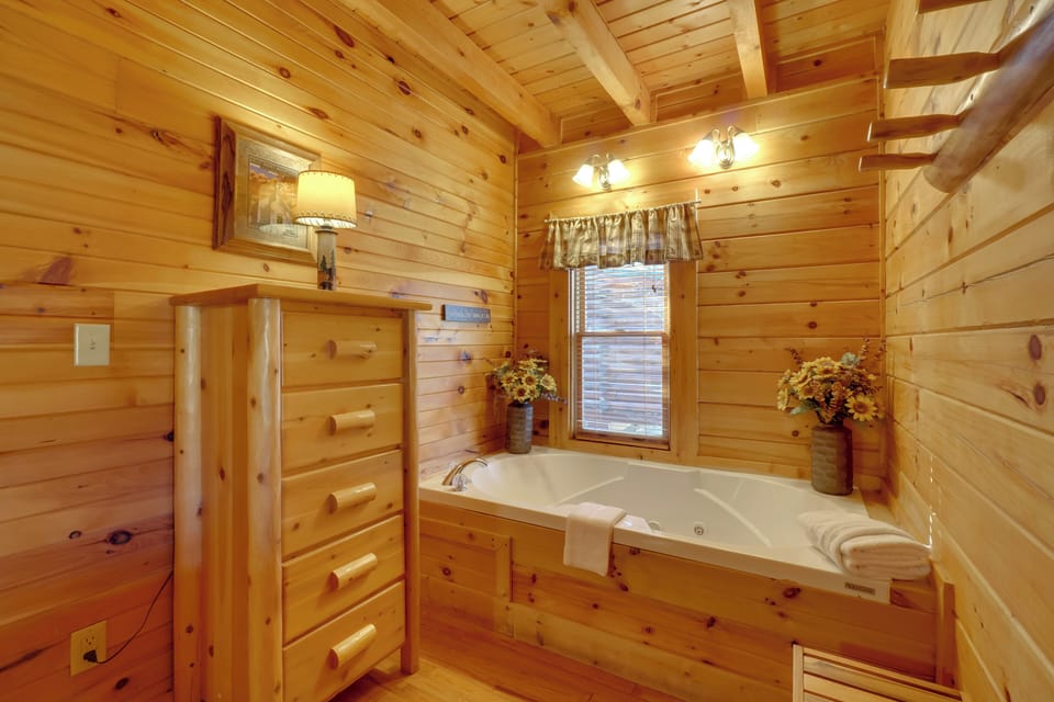 Family Friendly,private Hot Tub, Mtn View,near Dtw Cottage in Gatlinburg