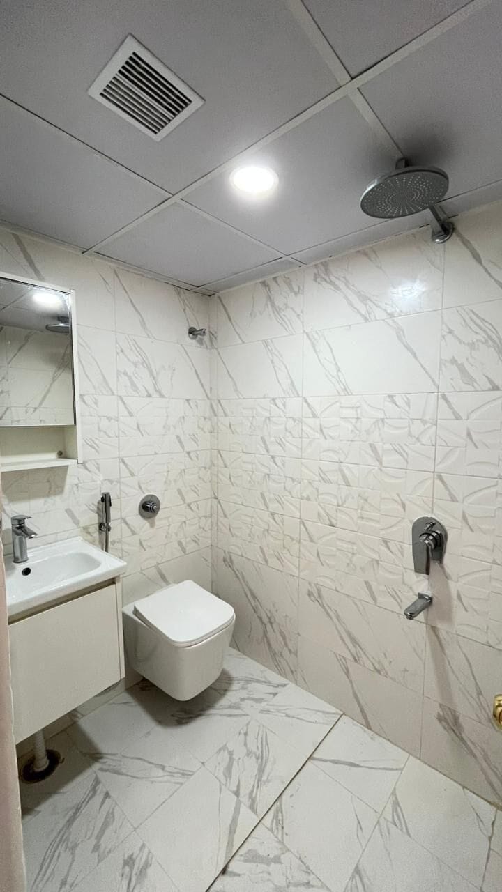 Standard Triple Room | Bathroom | Shower, rainfall showerhead, hair dryer, towels