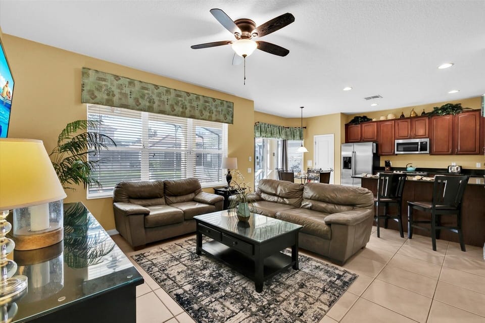 House, 6 Bedrooms | Living area