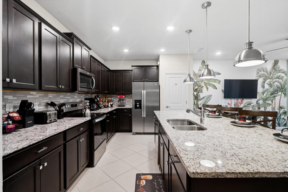 Townhome, 5 Bedrooms | Private kitchen | Fridge, oven, coffee/tea maker, toaster