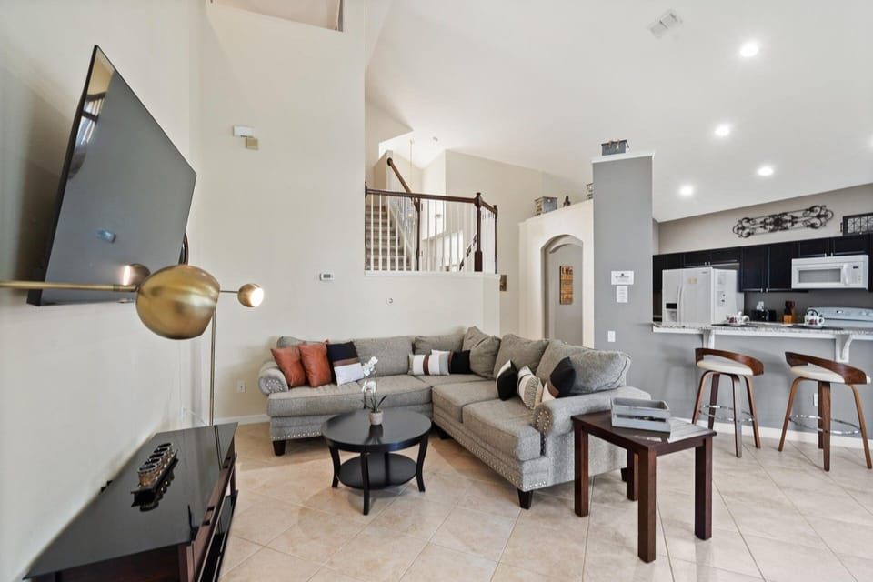 House, 5 Bedrooms | Living area | Smart TV