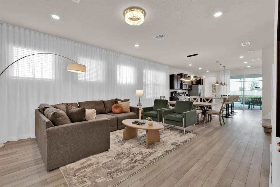 House, 5 Bedrooms | Living area