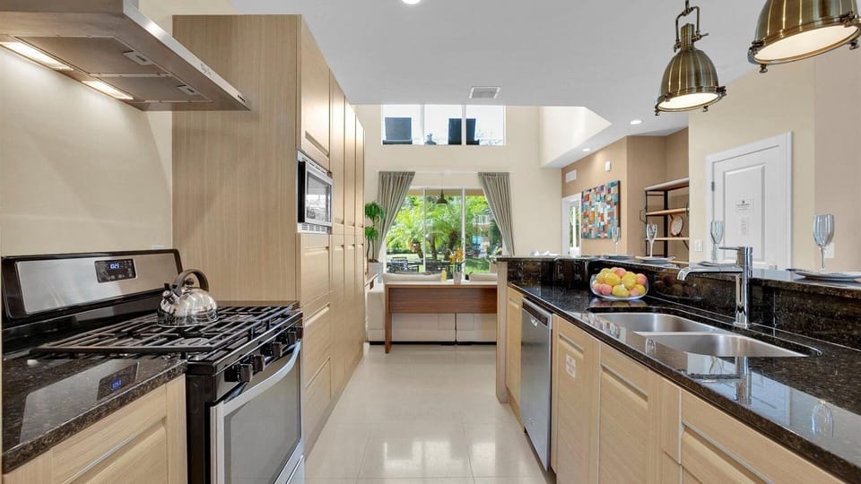 Townhome, 4 Bedrooms | Private kitchen | Fridge, oven, coffee/tea maker, toaster
