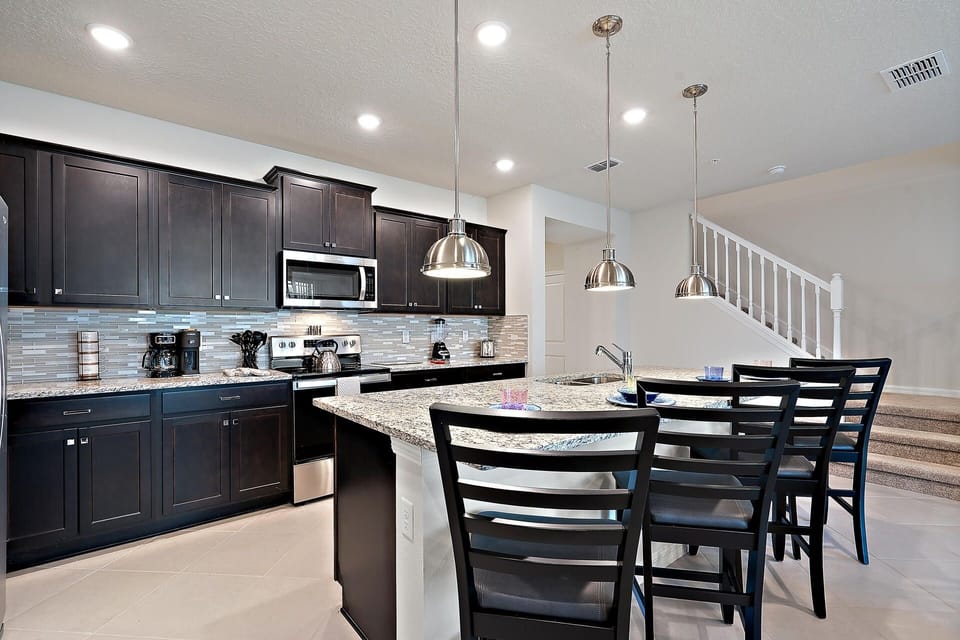 Townhome, 5 Bedrooms | Private kitchen | Fridge, oven, coffee/tea maker, toaster